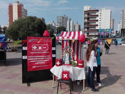 Kermesse en Plaza Grigera Lomas frene a Catedral 